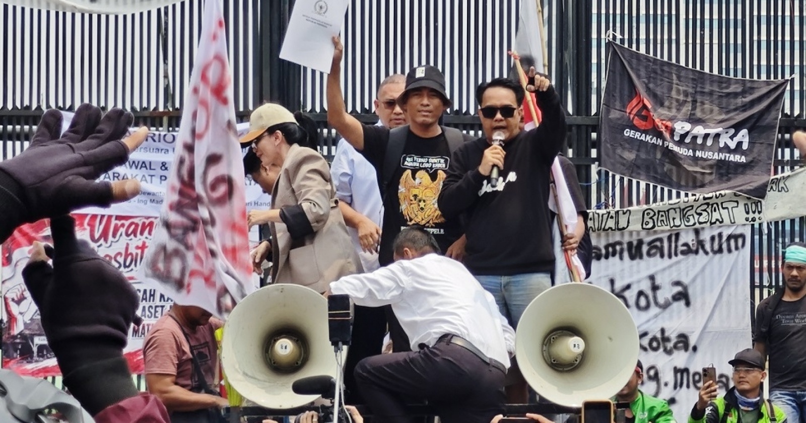 Jurnalis Sempat Kesulitan Kirim Berita, Misteri Hilangnya Sinyal di Depan Gedung DPR Saat Demo