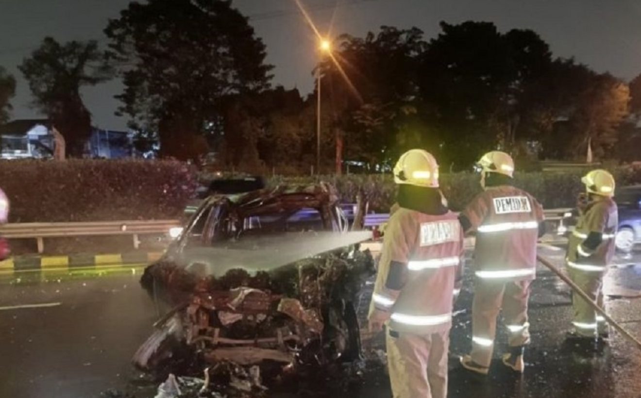 Jeep Mercedes-Benz Terbakar di Tol Jagorawi, 2 Orang Tewas Terpanggang Tak Bisa Keluar