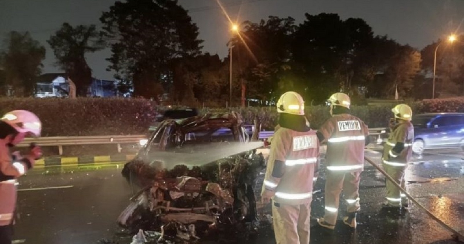 Jeep Mercedes-Benz Terbakar di Tol Jagorawi, 2 Orang Tewas Terpanggang Tak Bisa Keluar