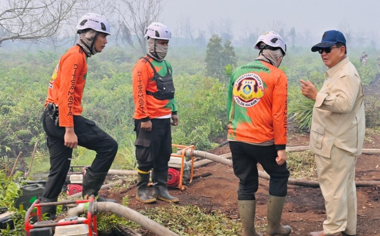 Prabowo ke Lokasi Karhutla Kubu Raya, Lihat Api dari Dekat Tanpa Masker Begini Arahannya