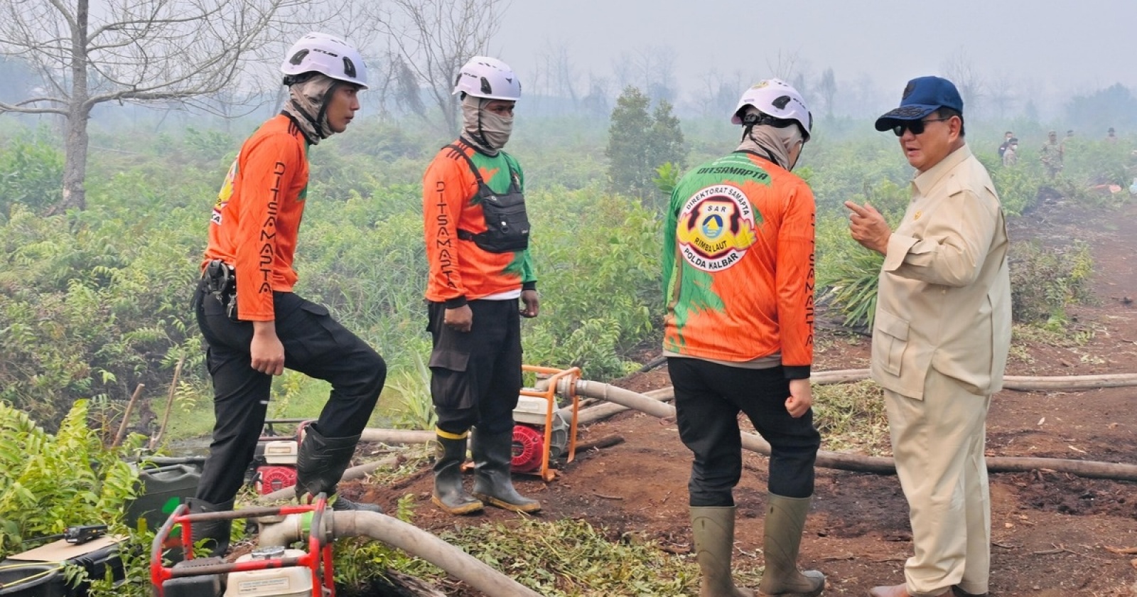 Prabowo ke Lokasi Karhutla Kubu Raya, Lihat Api dari Dekat Tanpa Masker Begini Arahannya