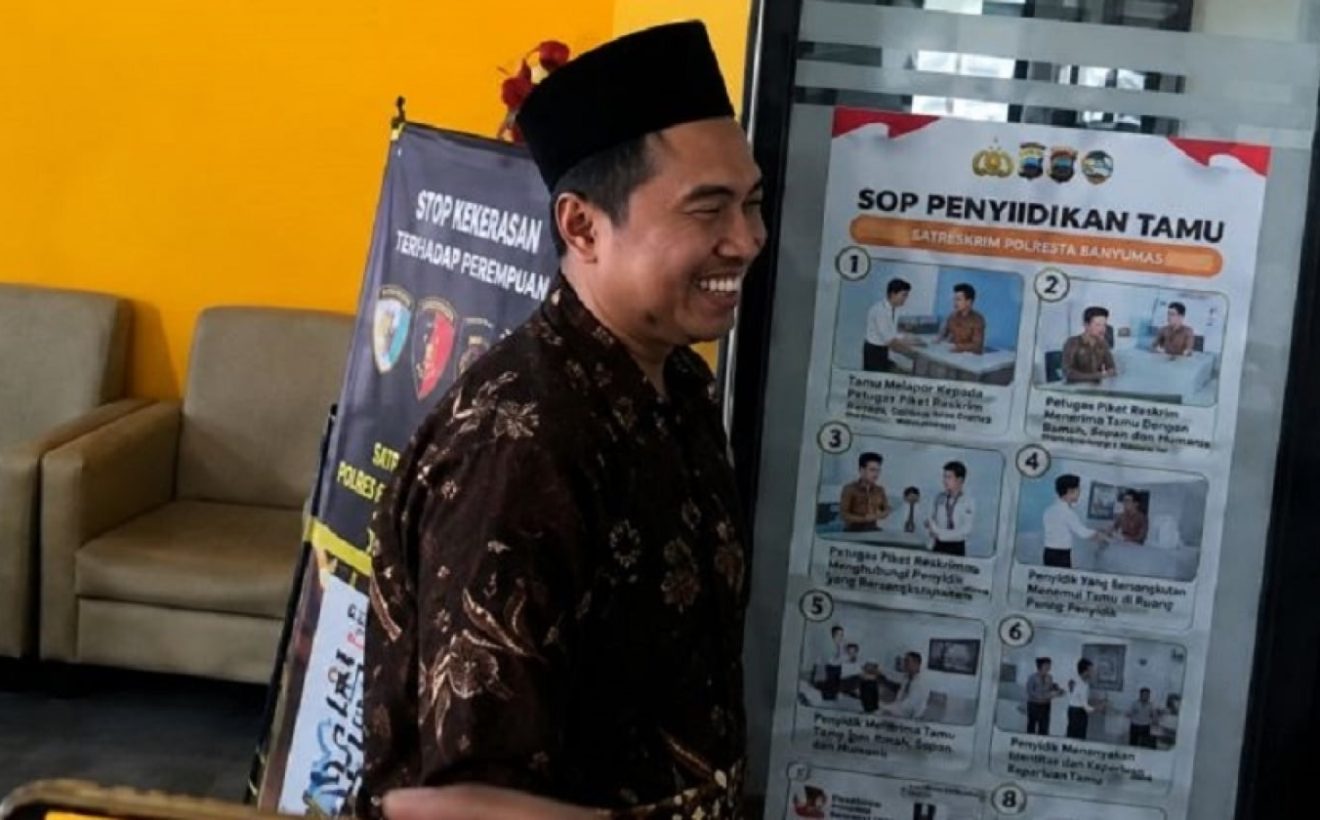 Hanya Melempar Senyum, Wakil Rektor Unsoed Terpantau Jalani Pemeriksaan KPK di Mapolresta Banyumas