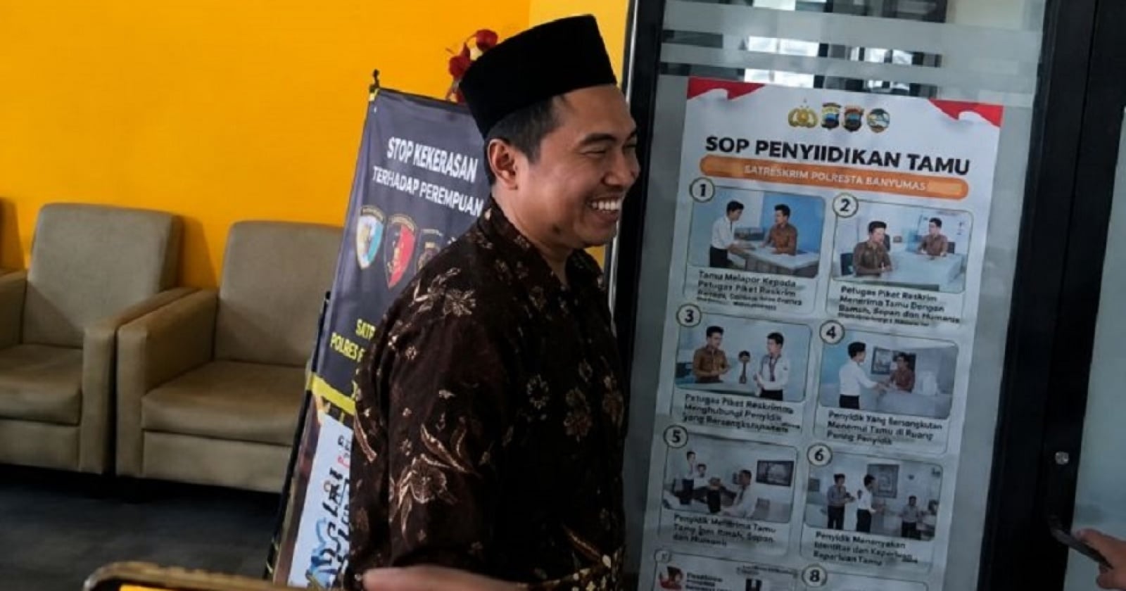 Hanya Melempar Senyum, Wakil Rektor Unsoed Terpantau Jalani Pemeriksaan KPK di Mapolresta Banyumas