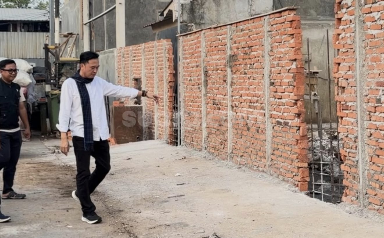 Aset DKI ‘Disulap’ Jadi Bisnis Padel, Layanan Sampah Warga Meruya Kini Telantar di Jalan