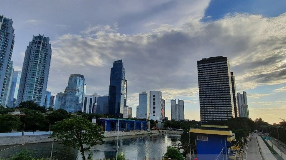 Info Cuaca Kamis: Langit Indonesia Didominasi Awan Tebal, Waspada Dampak Bibit Siklon 95W