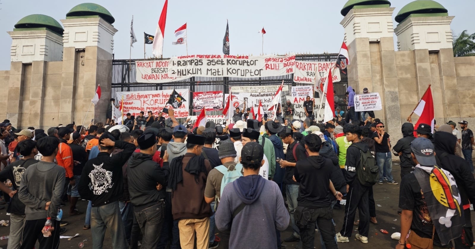 Polda Metro Jaya Sita 201 Molotov dan Sajam dari 65 Anggota Kelompok Anarko