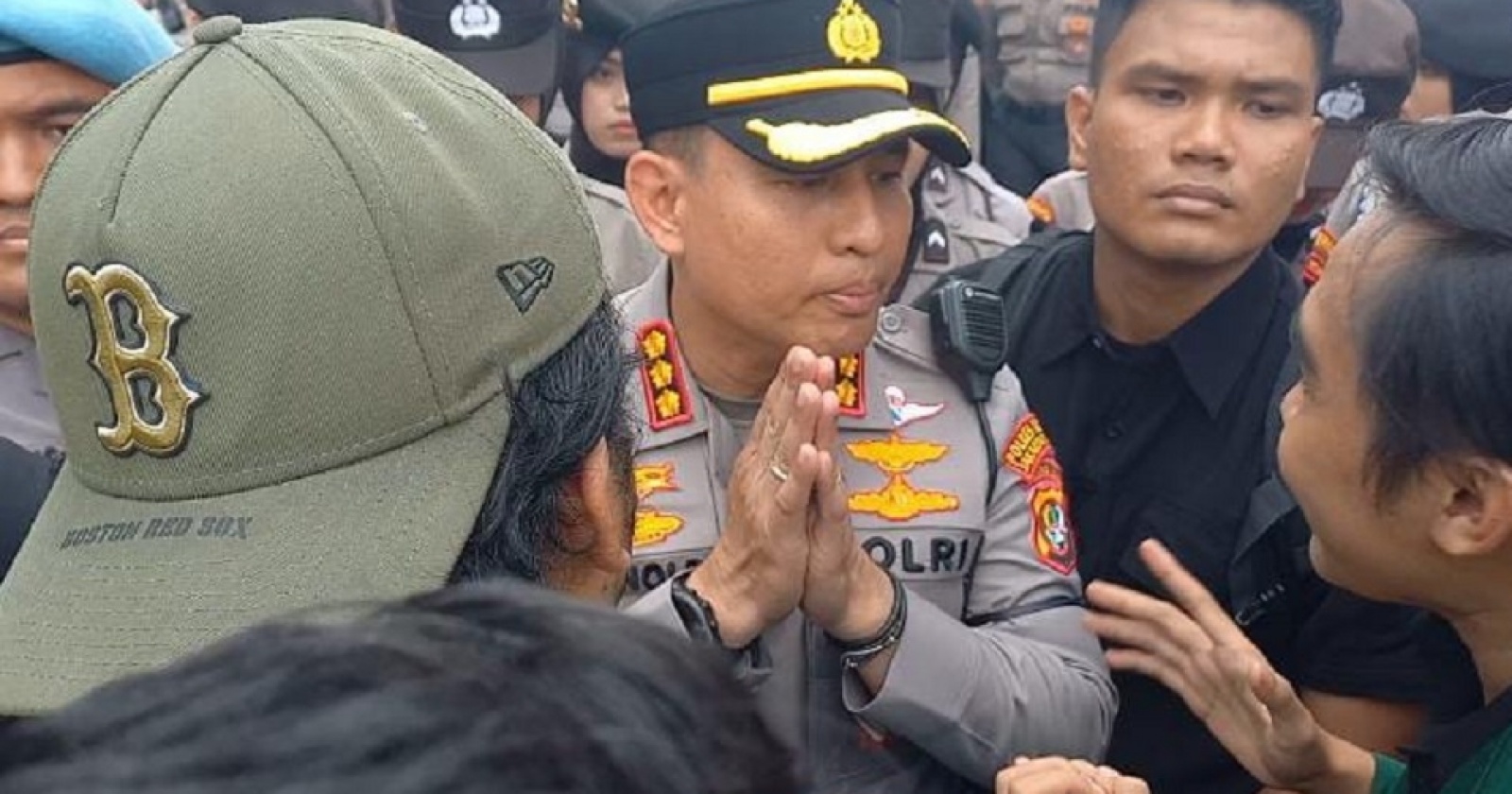 Minta Polisi Buka Barikade, Mahasiswa: Bapak Nggak Capek Lindungi Pejabat yang Enak di Istana?