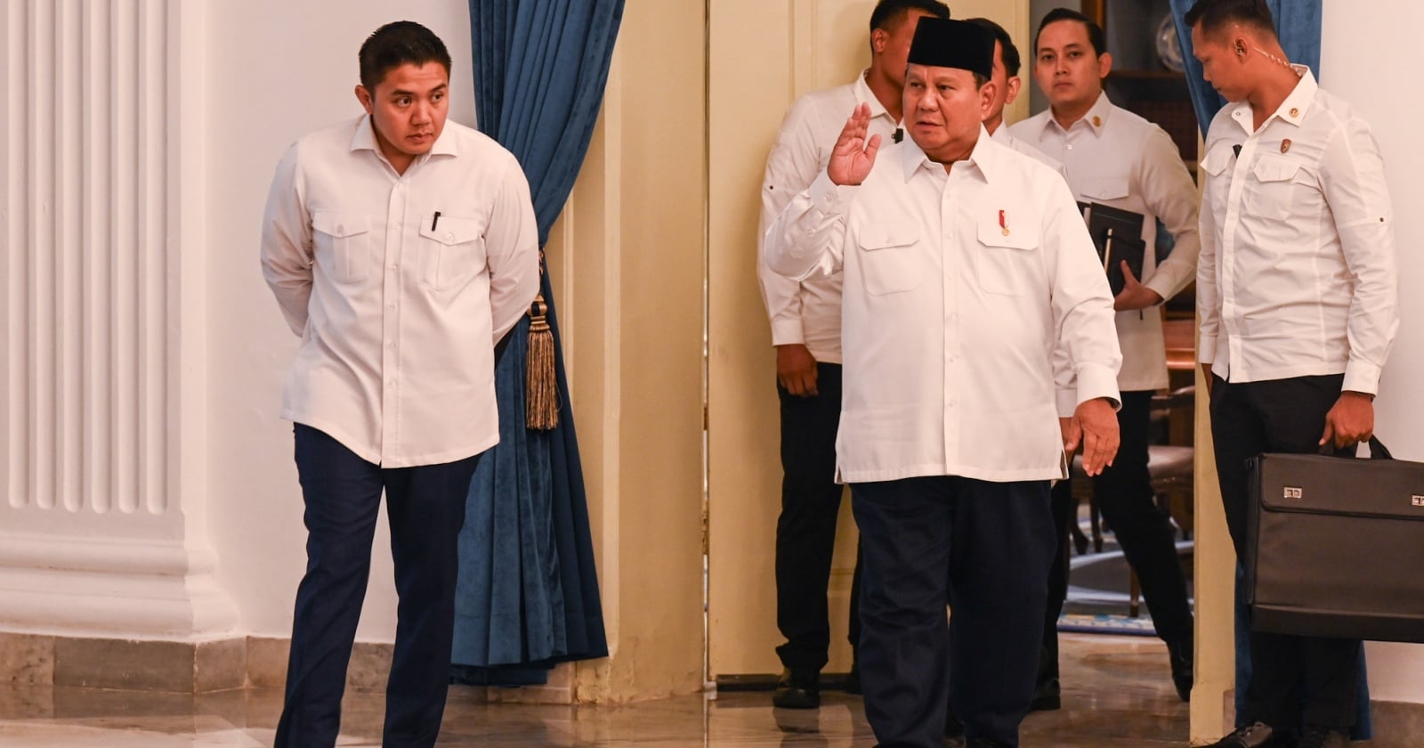 Kinerja Tim Komunikasi Buruk, Prabowo Diingatkan Segera Reshuffle Seskab Teddy hingga Kapolri