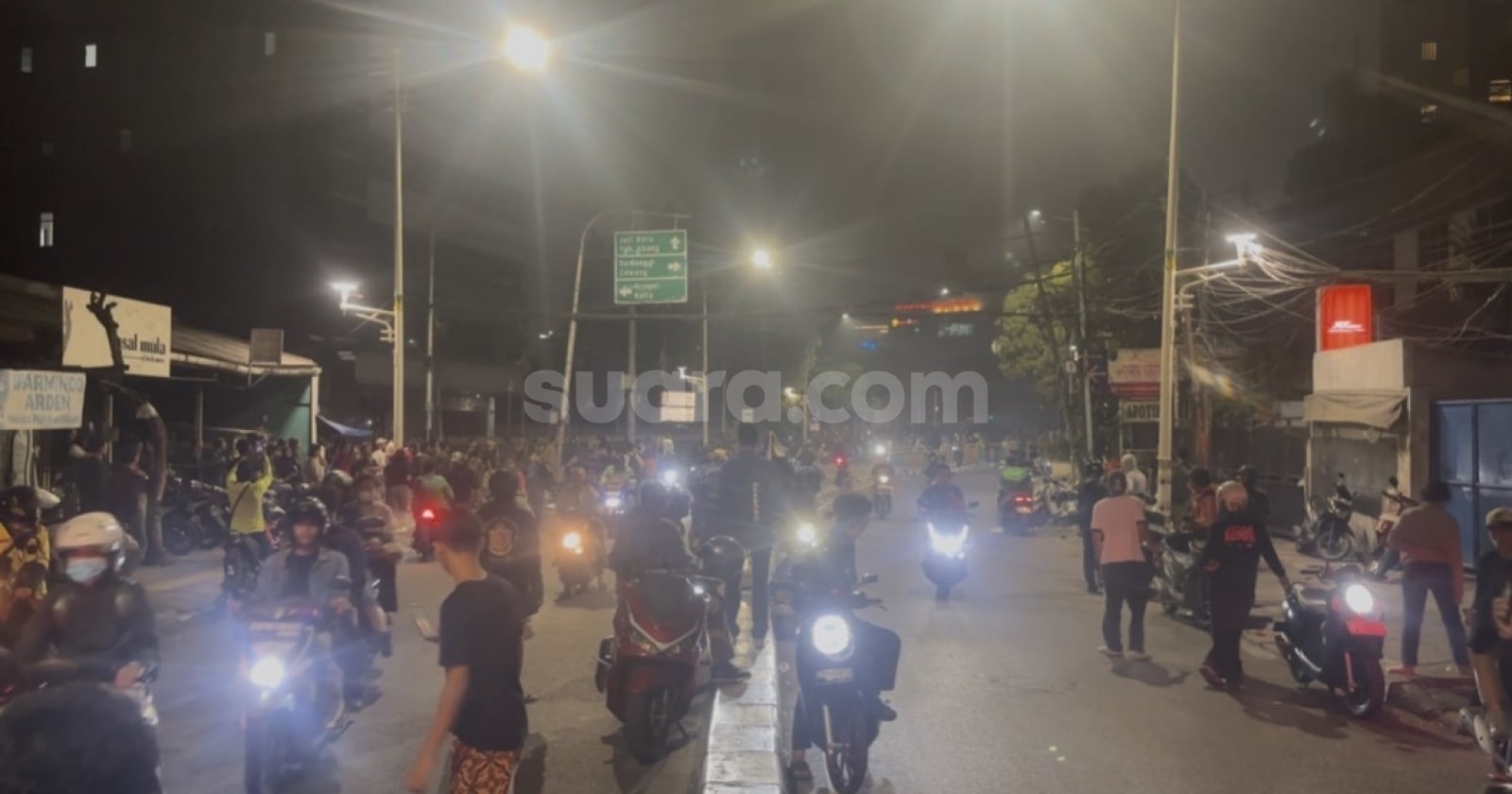 Pos Polisi Slipi Dirusak Massa, Warga Palmerah Rasakan Pedihnya Gas Air Mata