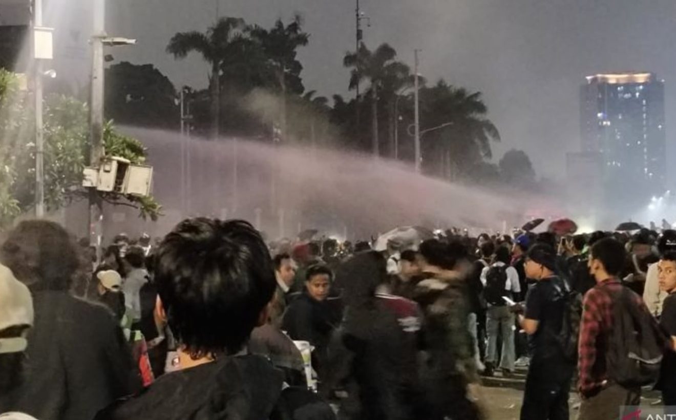 Demo DPR Ricuh, Polisi Bubarkan Massa dengan Gas Air Mata