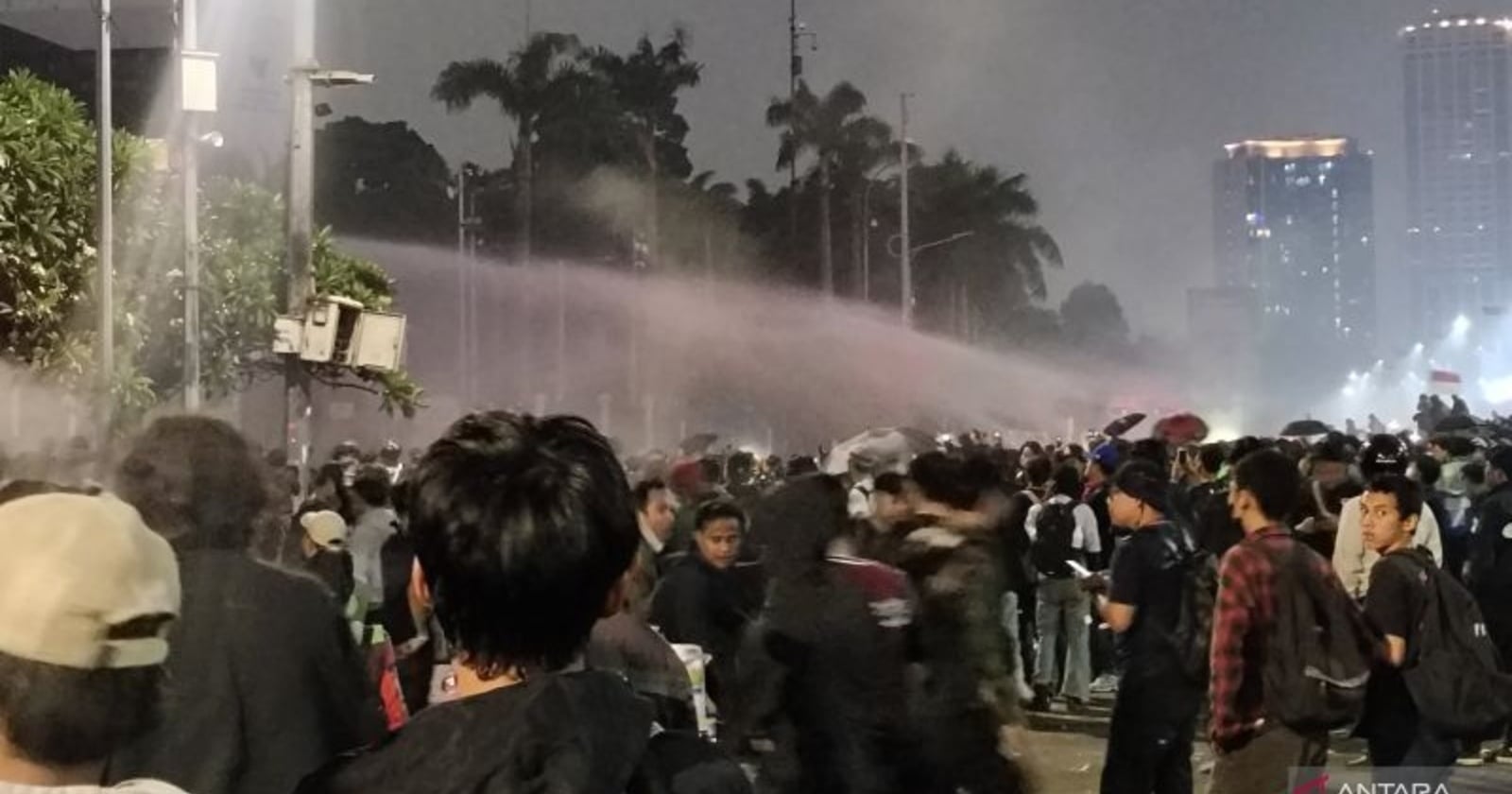 Demo DPR Ricuh, Polisi Bubarkan Massa dengan Gas Air Mata
