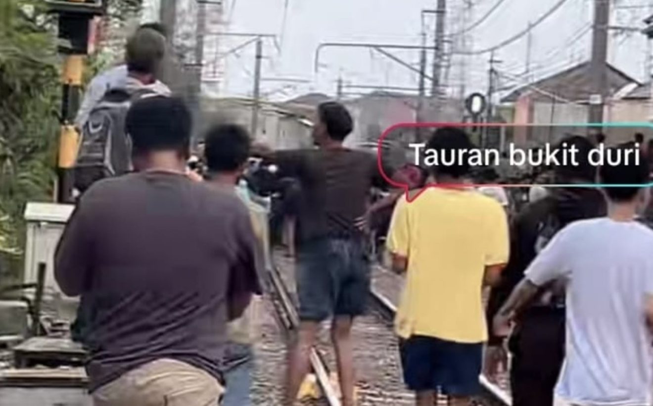 Tawuran di Bukit Duri Dipicu Anak SD Tertabrak, Sempat Bikin Perjalanan KRL Terganggu
