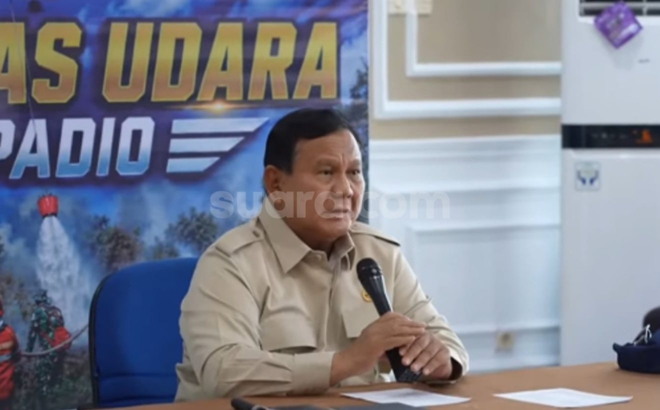 Tiba di Kalimantan Barat, Prabowo Langsung Naik Maung OTW Posko untuk Pimpin Rapat