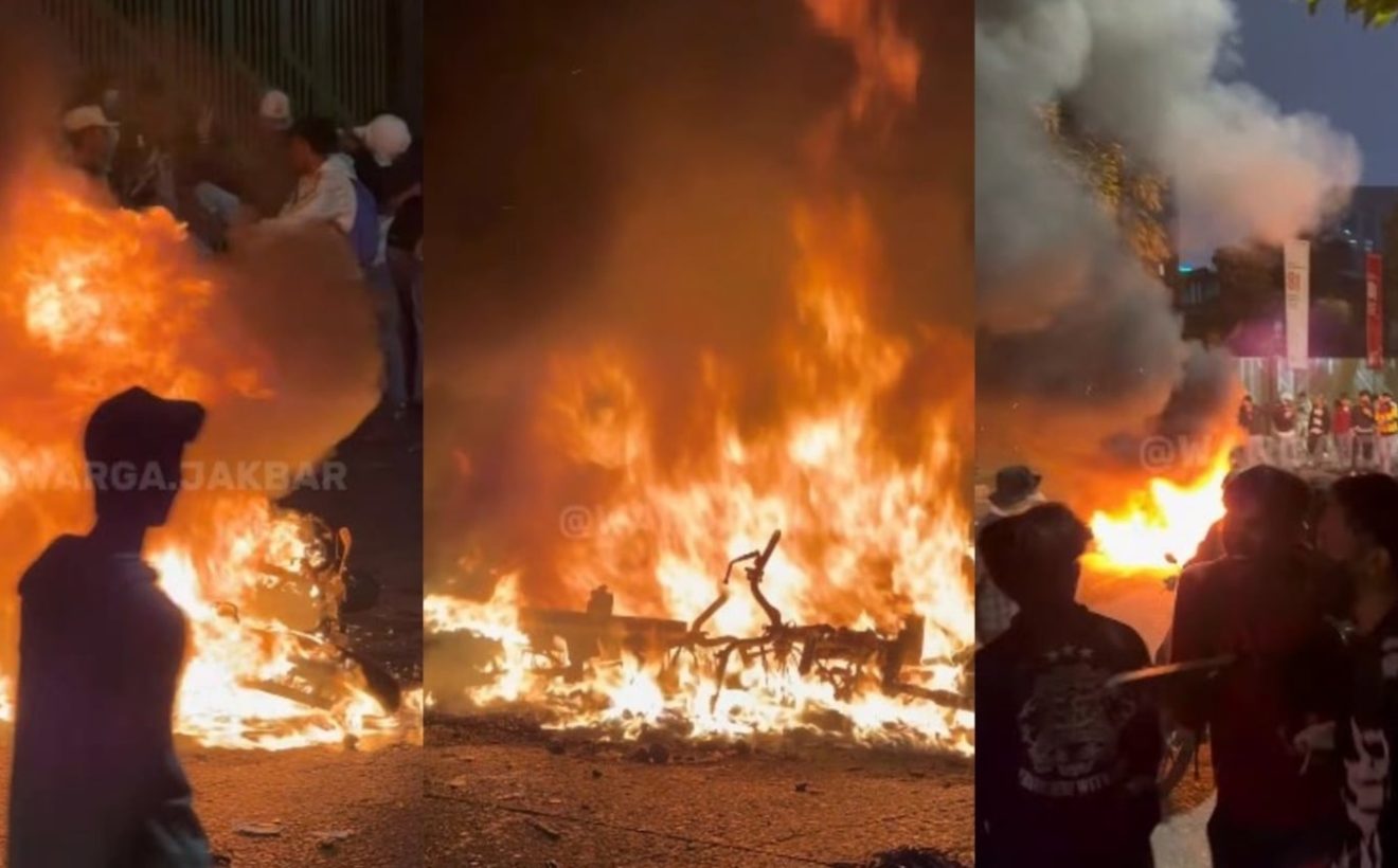 Sepeda Motor Dibakar Dekat Pos Polisi Pejompongan, Bentrok Pecah