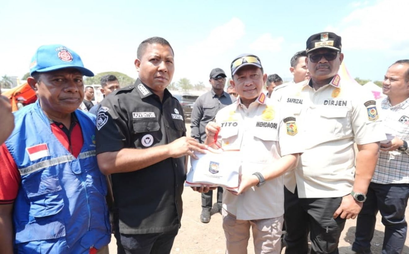 Penuhi Kebutuhan Masyarakat, Mendagri Salurkan Bantuan bagi Warga Terdampak Gempa di Pulau Palue