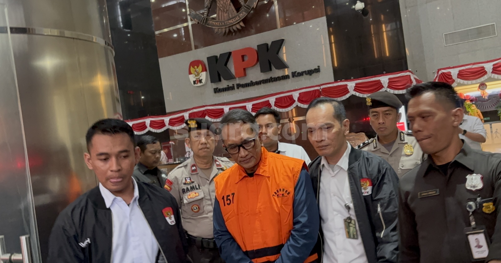 Keluar Pakai Rompi Oranye, Kepala Bea Cukai Kediri Langsung Ditahan KPK
