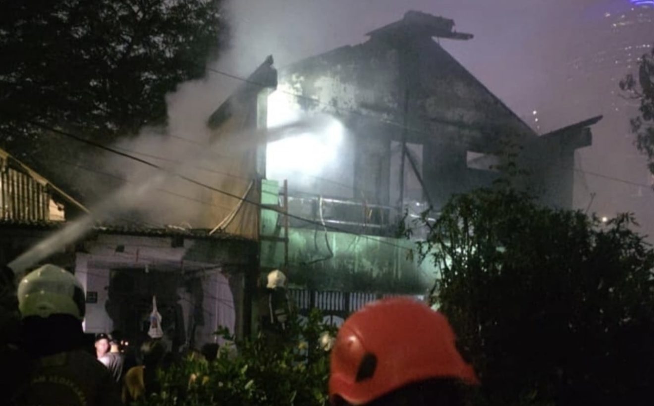 Korsleting Listrik Hanguskan 3 Kontrakan Dekat Stasiun Karet, 35 Warga Kehilangan Tempat Tinggal
