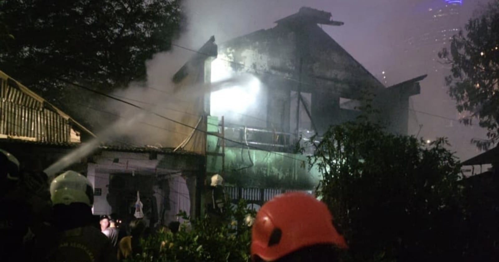 Korsleting Listrik Hanguskan 3 Kontrakan Dekat Stasiun Karet, 35 Warga Kehilangan Tempat Tinggal