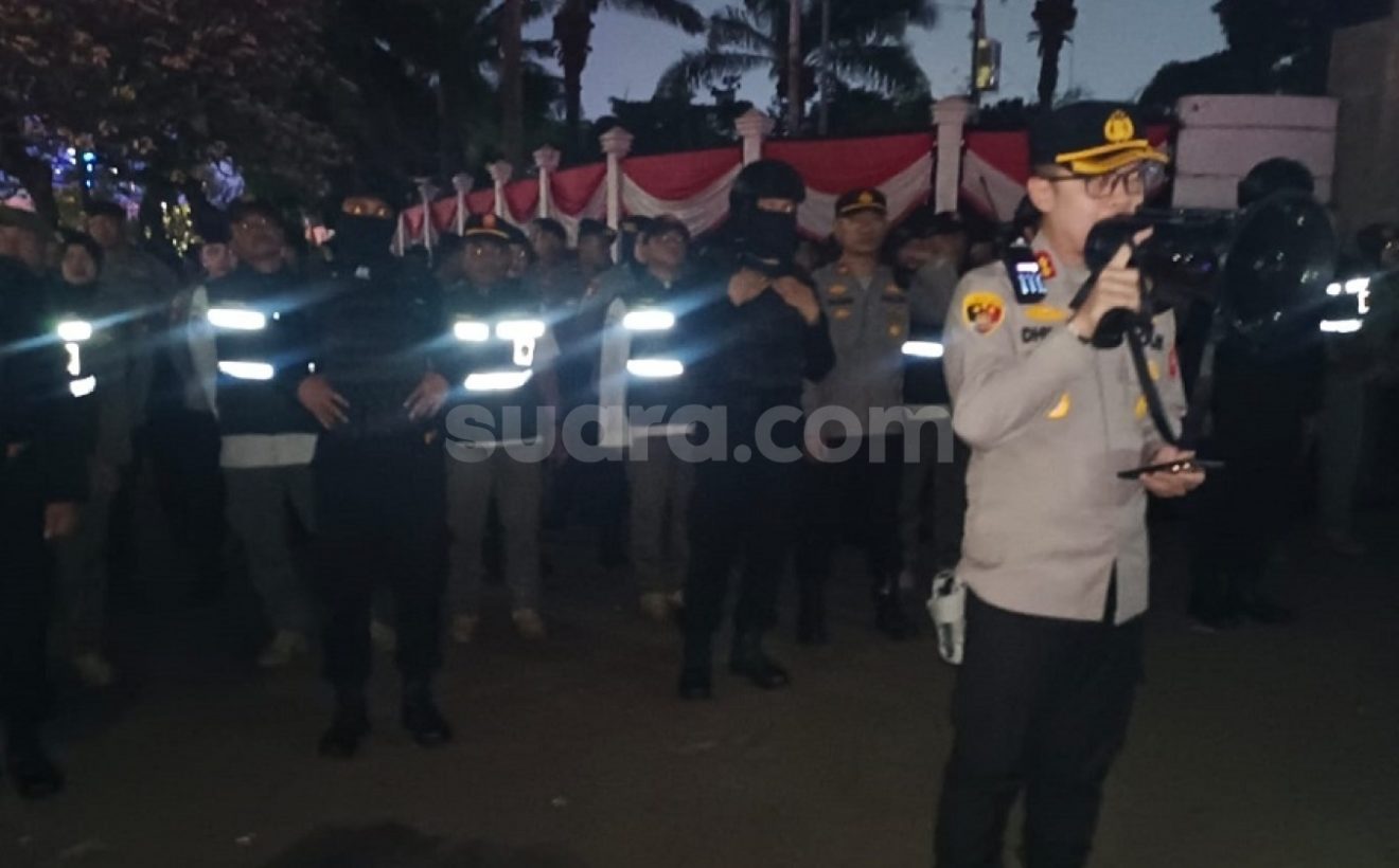 Polisi Bubarkan Massa Aliansi Pati yang Galang Donasi di Depan DPR