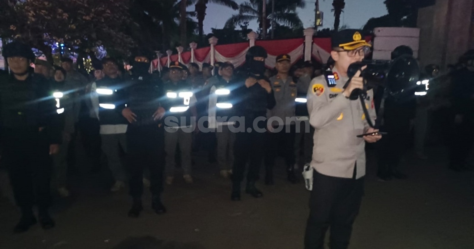 Polisi Bubarkan Massa Aliansi Pati yang Galang Donasi di Depan DPR