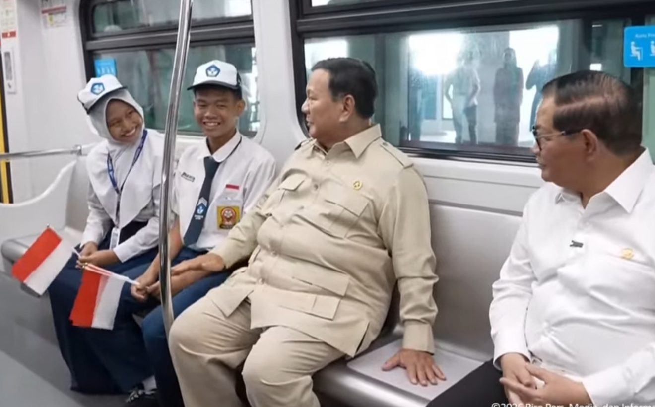 Momen Presiden Prabowo Duduk Bareng Siswa saat Jajal LRT Rute Kelapa Gading-Manggarai
