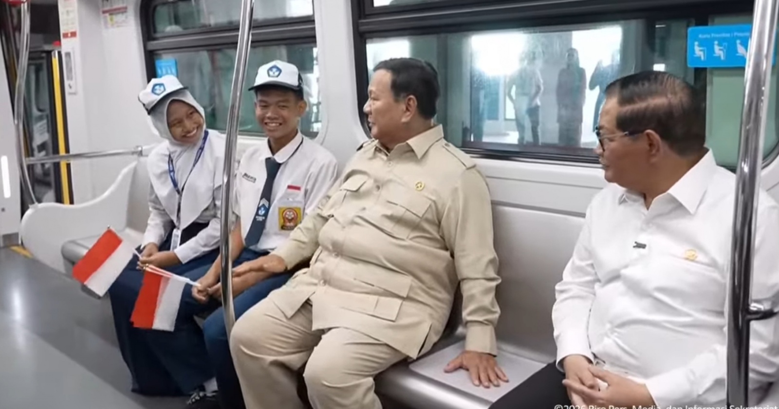 Momen Presiden Prabowo Duduk Bareng Siswa saat Jajal LRT Rute Kelapa Gading-Manggarai