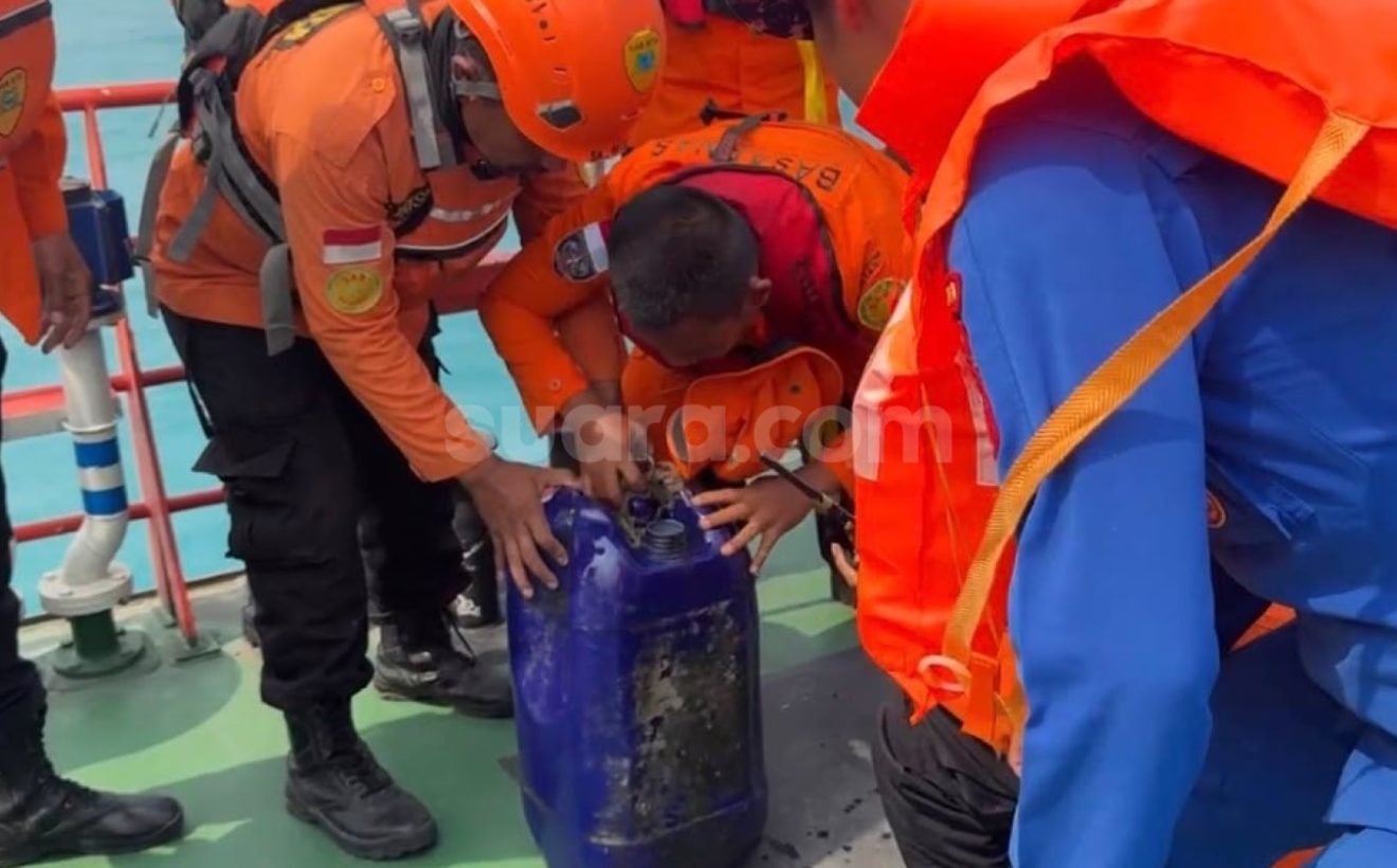 Hari Ke-5 Pencarian Jurnalis Hilang, Tim SAR Temukan Helm dan Jerigen di Perairan Anyer