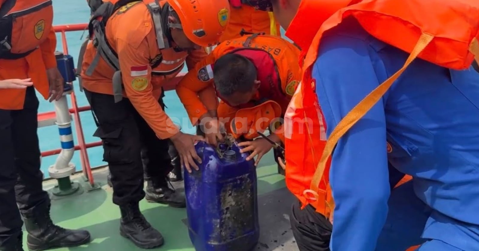 Hari Ke-5 Pencarian Jurnalis Hilang, Tim SAR Temukan Helm dan Jerigen di Perairan Anyer