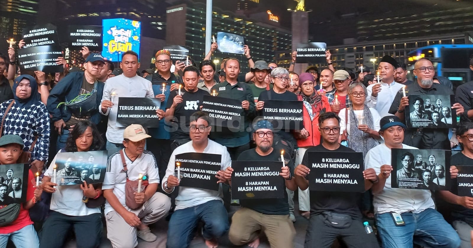 Lilin Dinyalakan, Harapan Belum Padam untuk 5 Jurnalis yang Hilang di Anak Krakatau