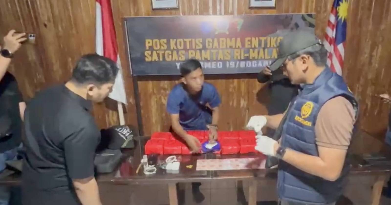 Teh Cina Isi 13 Kg Sabu dari Malaysia Disita Bea Cukai Entikong Bareng TNI-Polri