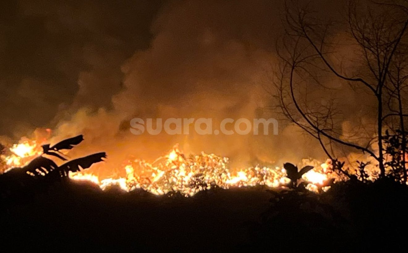 TPA Cikundul Sukabumi Terbakar, Api Merambat Hingga Dasar Gunungan Sampah