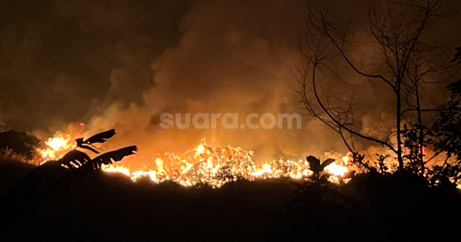 TPA Cikundul Sukabumi Terbakar, Api Merambat Hingga Dasar Gunungan Sampah