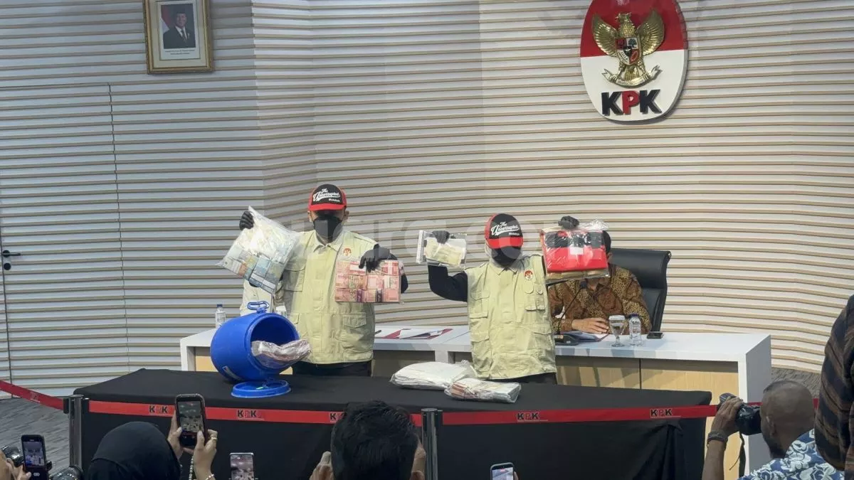 KPK Pamer Uang Rp934 Juta dalam Tong Biru dari Rumah Adik Bupati Klaten