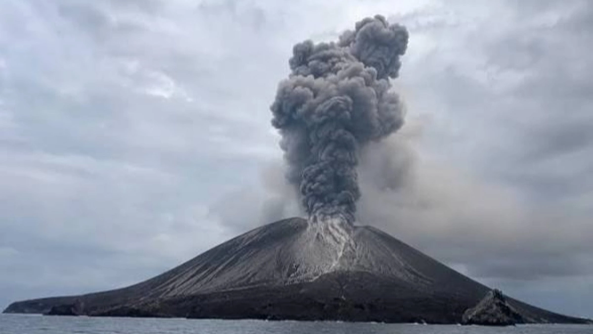 Anak Krakatau Kembali Erupsi Tiga Kali, Kolom Abu Tertinggi 500 Meter