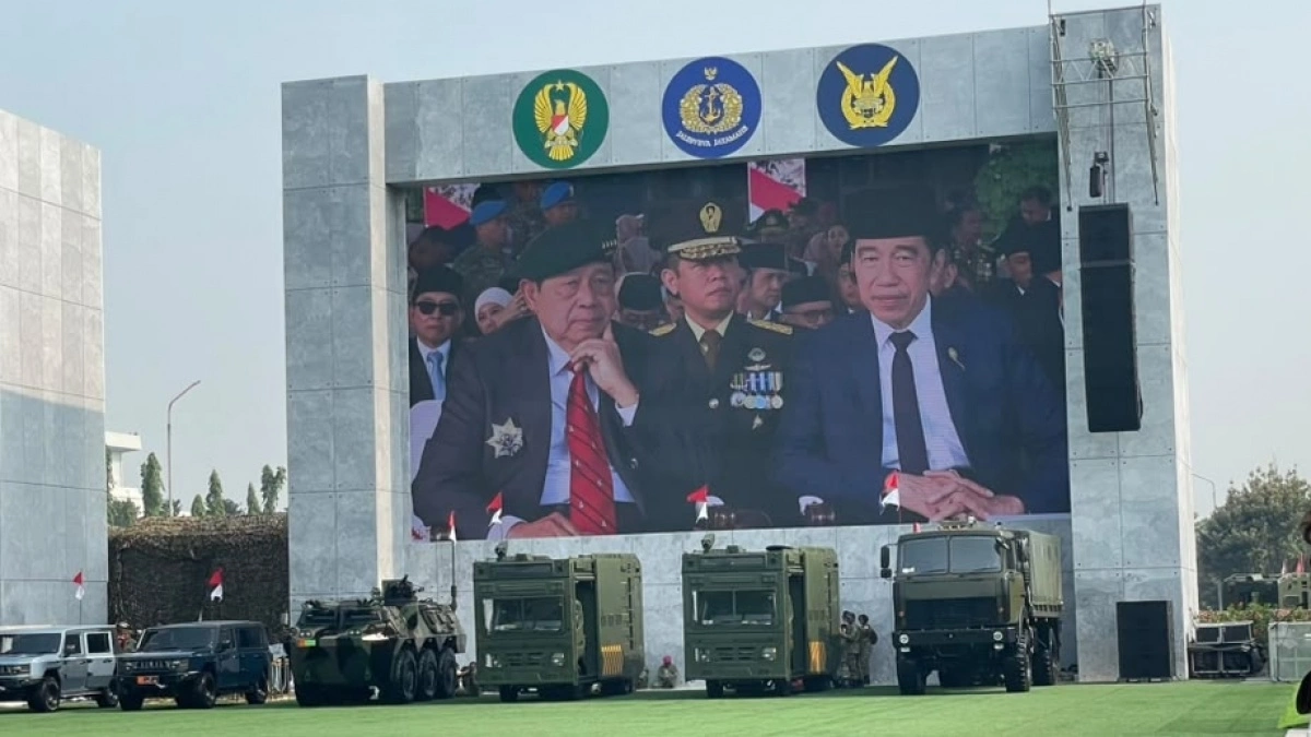 Momen SBY-Jokowi Duduk Sebelahan Saksikan Prabowo Tiba Pakai Helikopter Jelang Upacara HUT TNI