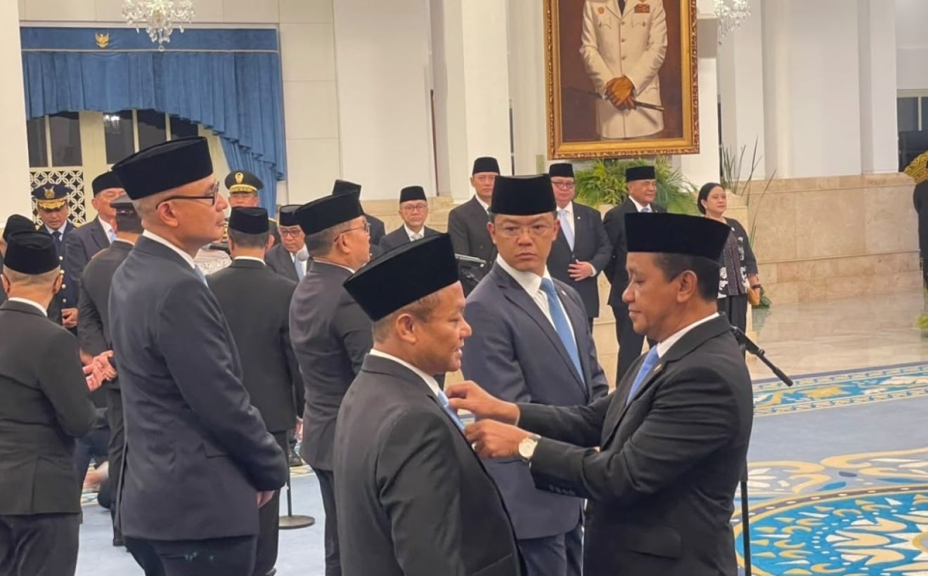 Momen Bahlil Rapihkan Dasi hingga Senyum Semringah Saksikan Sarmuji Dilantik Menperin