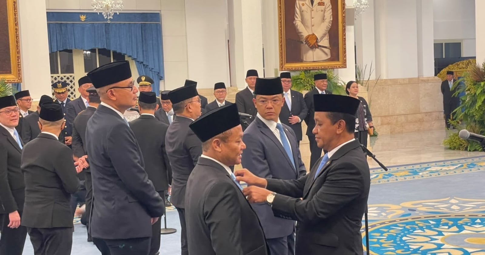 Momen Bahlil Rapihkan Dasi hingga Senyum Semringah Saksikan Sarmuji Dilantik Menperin