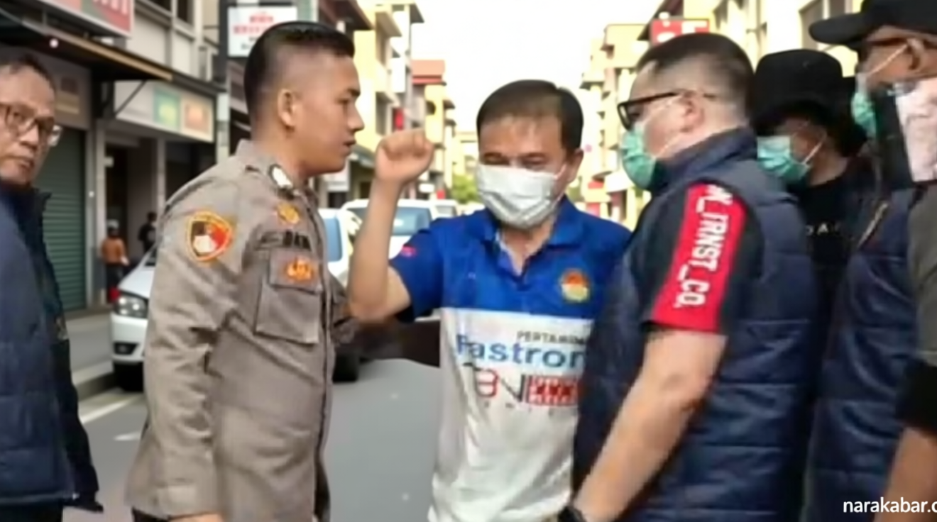 Historic Moment: Diangkut Mobil Tahanan ke RS Polri, Roy Suryo Bercelana Pendek, Dokter Tifa Berompi Oranye