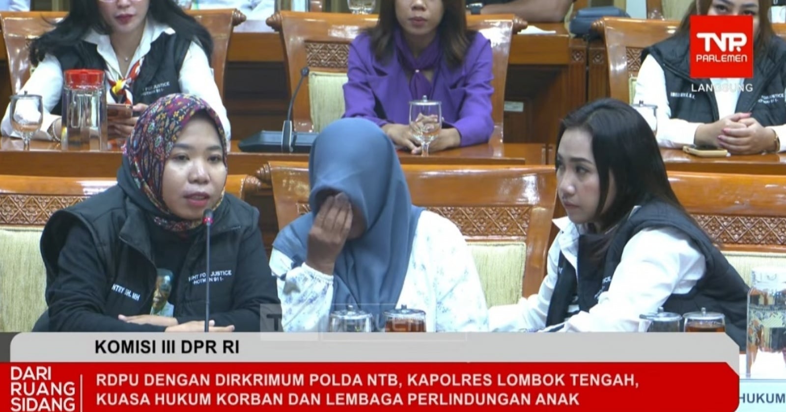 Meeting Results: Tangis Pecah di DPR, Ibu Santri Korban Pembakaran Ungkap Ancaman Sebelum Anaknya Tewas