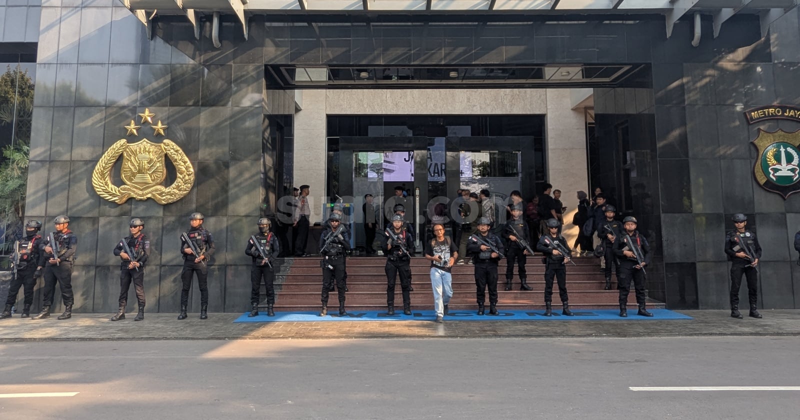 Brimob Bersenjata Lengkap Kawal Pengungkapan Dugaan Korupsi Jampidsus di Polda Metro Jaya