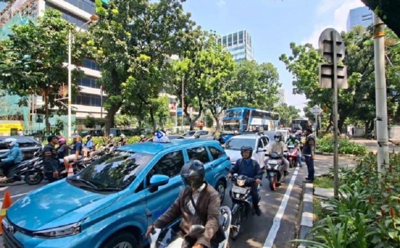 Latest Program: Macet 850 Meter! Pembetonan Jalan Kebon Sirih ‘Caplok’ Dua Lajur Hingga September