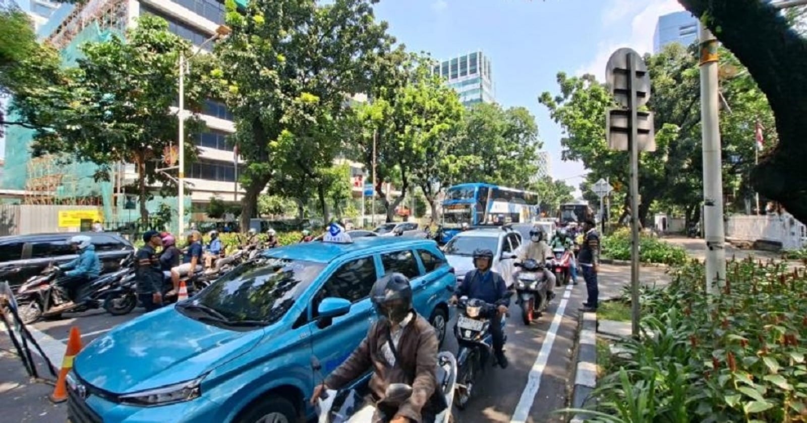 Latest Program: Macet 850 Meter! Pembetonan Jalan Kebon Sirih ‘Caplok’ Dua Lajur Hingga September