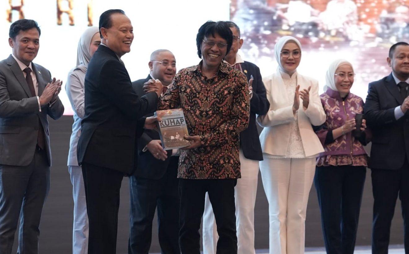 Latest Program: Adian Napitupulu Terima Buku Anotasi KUHAP, Ini Fungsinya