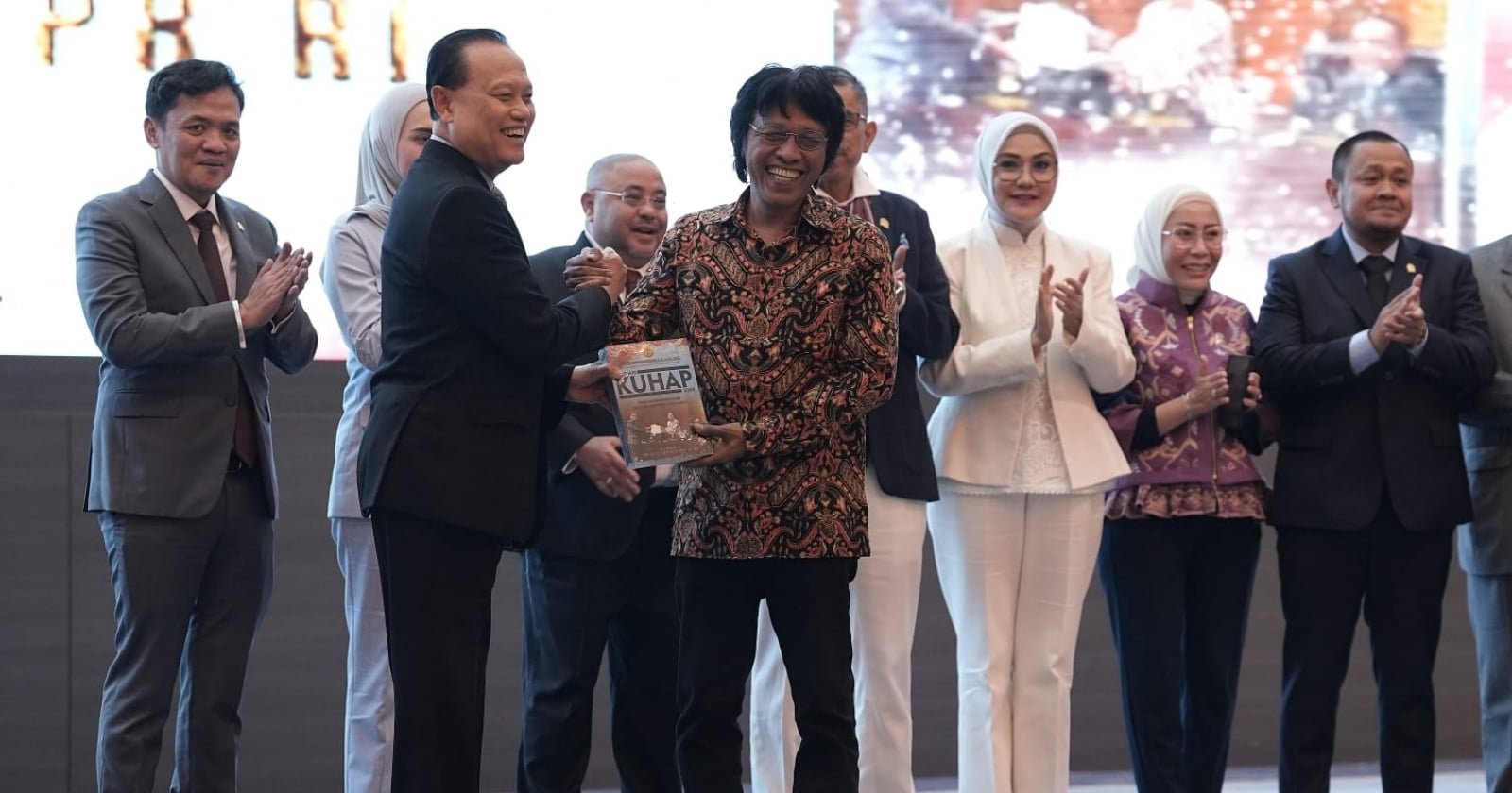 Latest Program: Adian Napitupulu Terima Buku Anotasi KUHAP, Ini Fungsinya