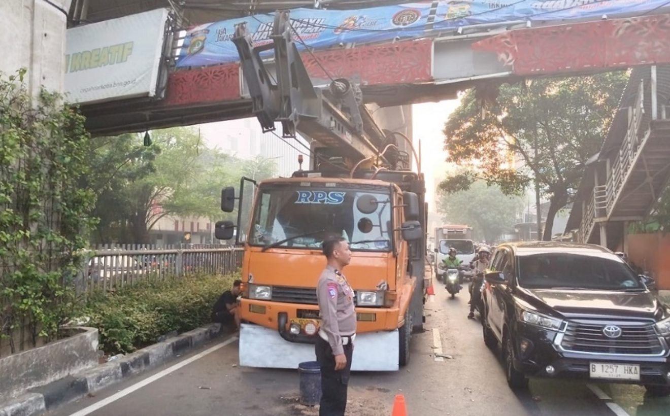 Topics Covered: Sopir Truk Crane Tabrak JPO Tendean Diduga Tak Pahami Tinggi Kendaraan