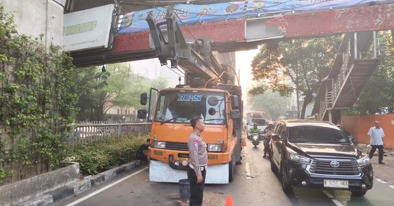 Topics Covered: Sopir Truk Crane Tabrak JPO Tendean Diduga Tak Pahami Tinggi Kendaraan