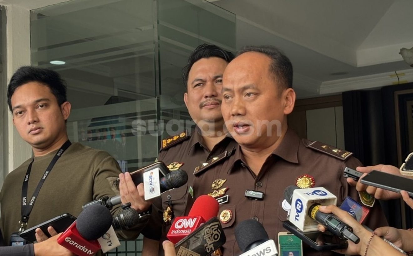 Solving Problems: Kejagung Bantah Febrie Adriansyah Umrah Usai Tersangka: Sudah Dicekal, Masih di Indonesia