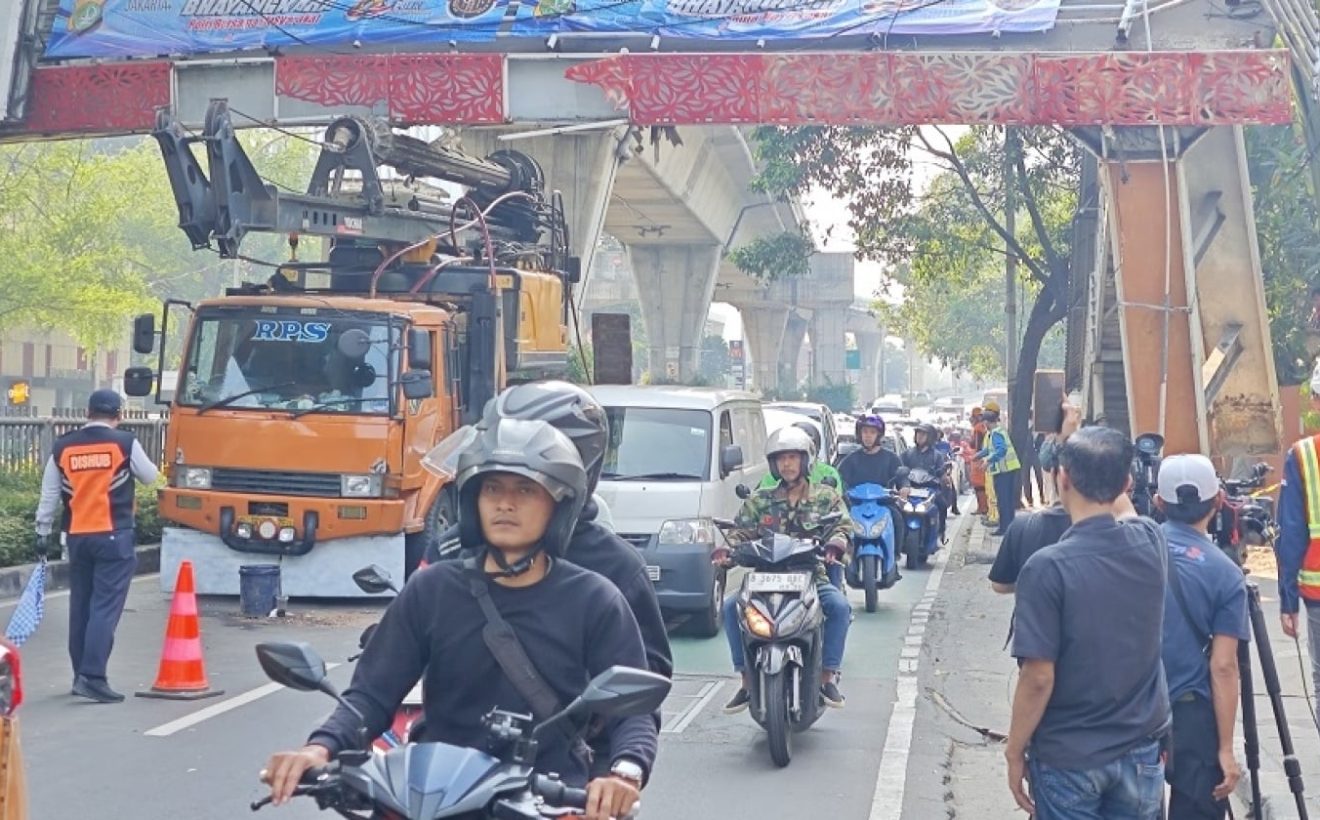 Meeting Results: Truk Towing Nyangkut Bikin Macet dan JPO Tendean Rusak Parah, Warga Diimbau Lewat 4 Jalur Alternatif
