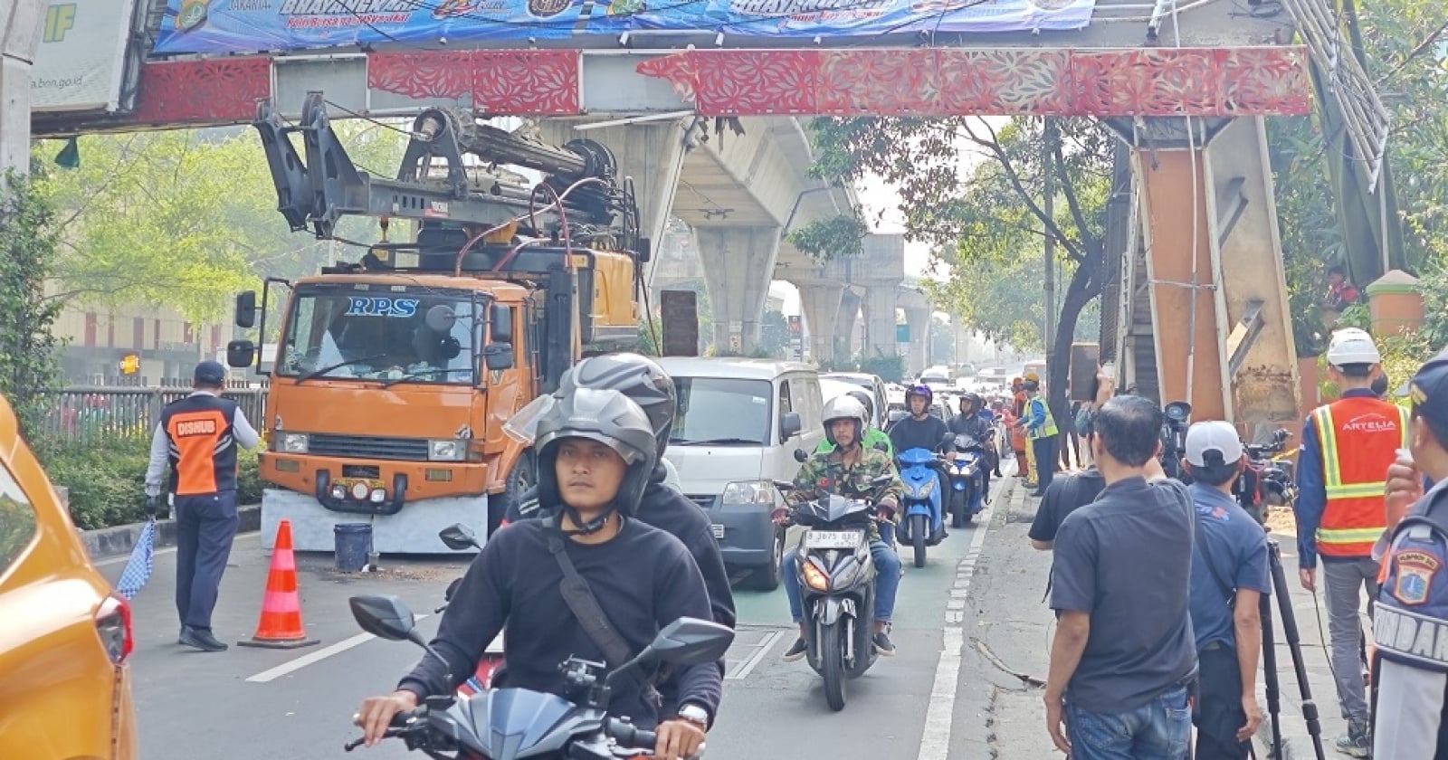 Meeting Results: Truk Towing Nyangkut Bikin Macet dan JPO Tendean Rusak Parah, Warga Diimbau Lewat 4 Jalur Alternatif