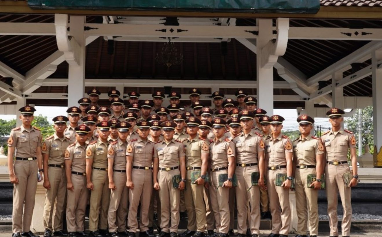 Topics Covered: 2.000 Taruna Diterjunkan ke Sekolah Rakyat, Pemerintah Bantah Ada Militerisasi